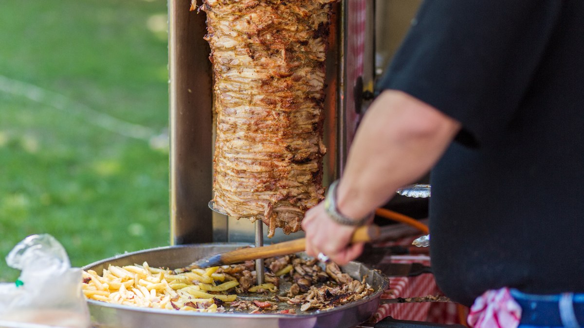 Hollandalı havayolu şirketi uçakta “döner ayran” menüsü dağıtacak