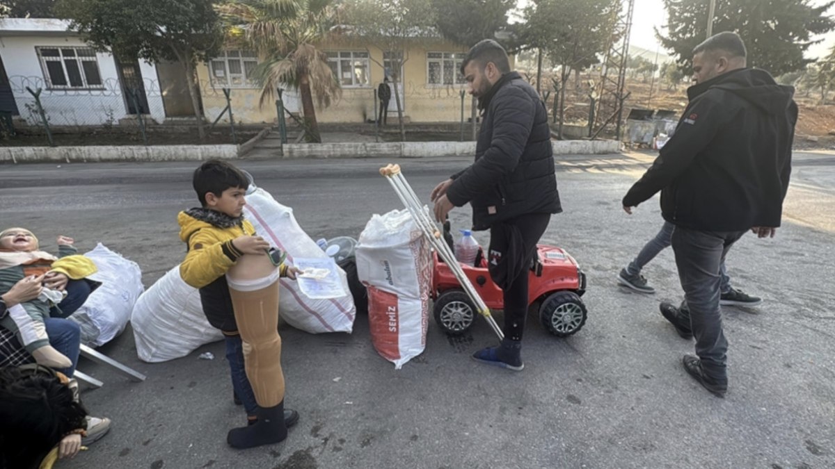 Suriyeli küçük Ömer, yeni hayatına ‘ağır yükü’ ile döndü