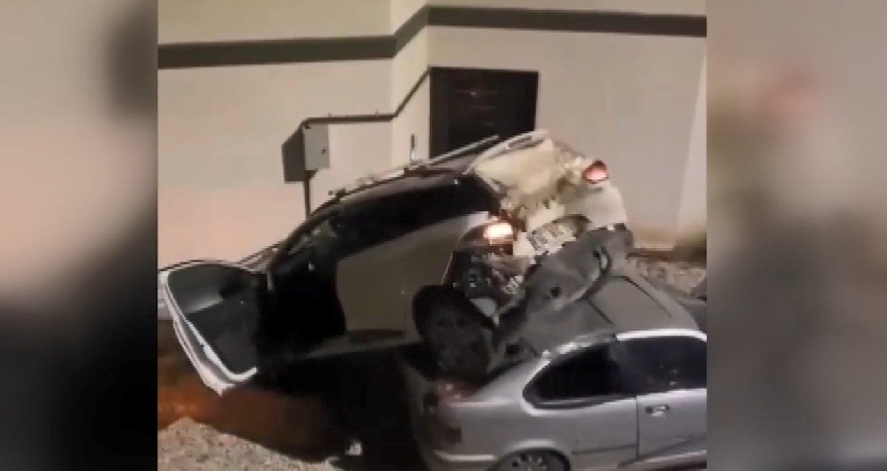 Kontrolden çıkan otomobil, başka bir otomobilin üzerine düştü