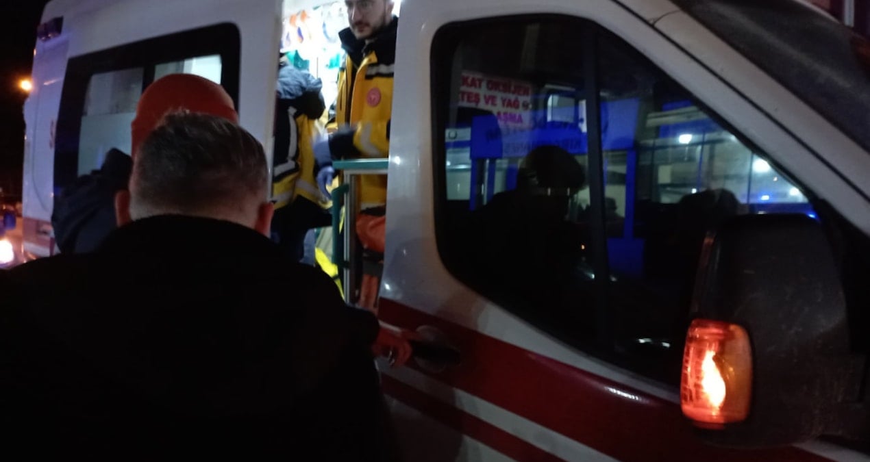 Tartıştığı 4 kişi tarafından bacağından bıçaklandı