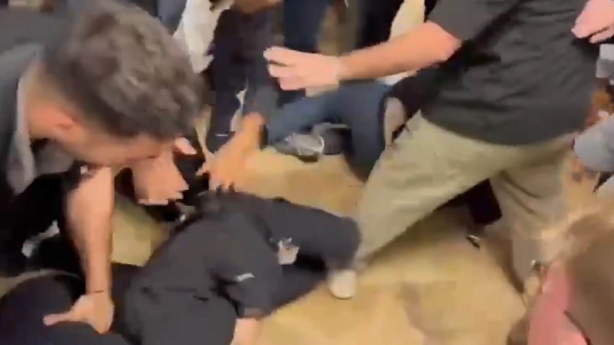 İsrail meclisinde güvenlik görevlileri ile esir yakınları arasında arbede