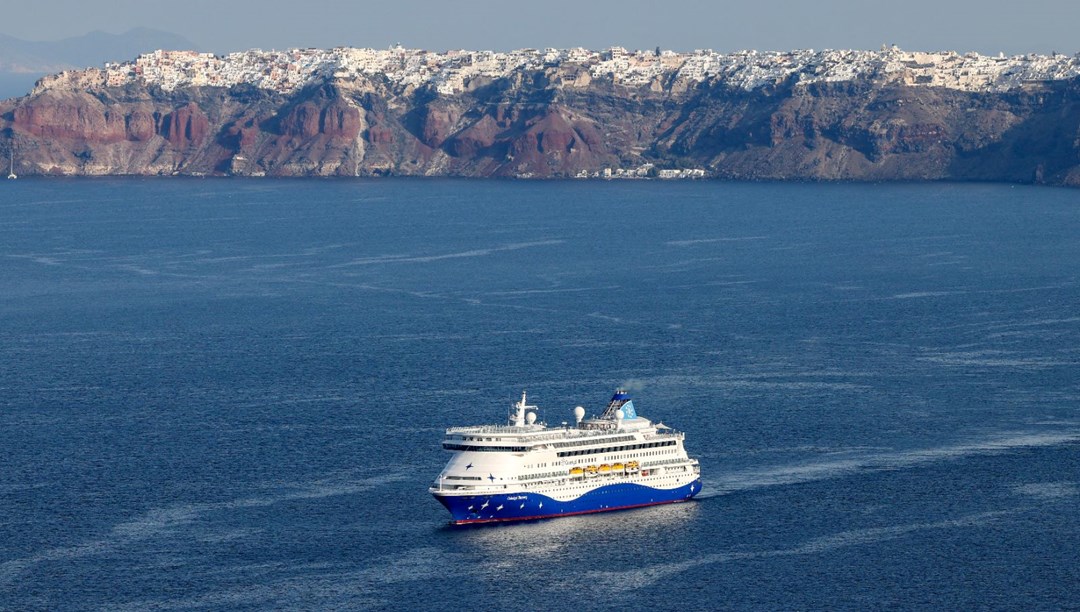 Santorini’de deprem krizi bitti: İlk ziyaretçiler adaya ulaştı!