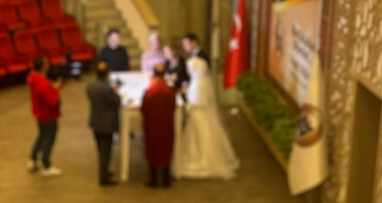 Aynı salonda hem kongre hem nikah