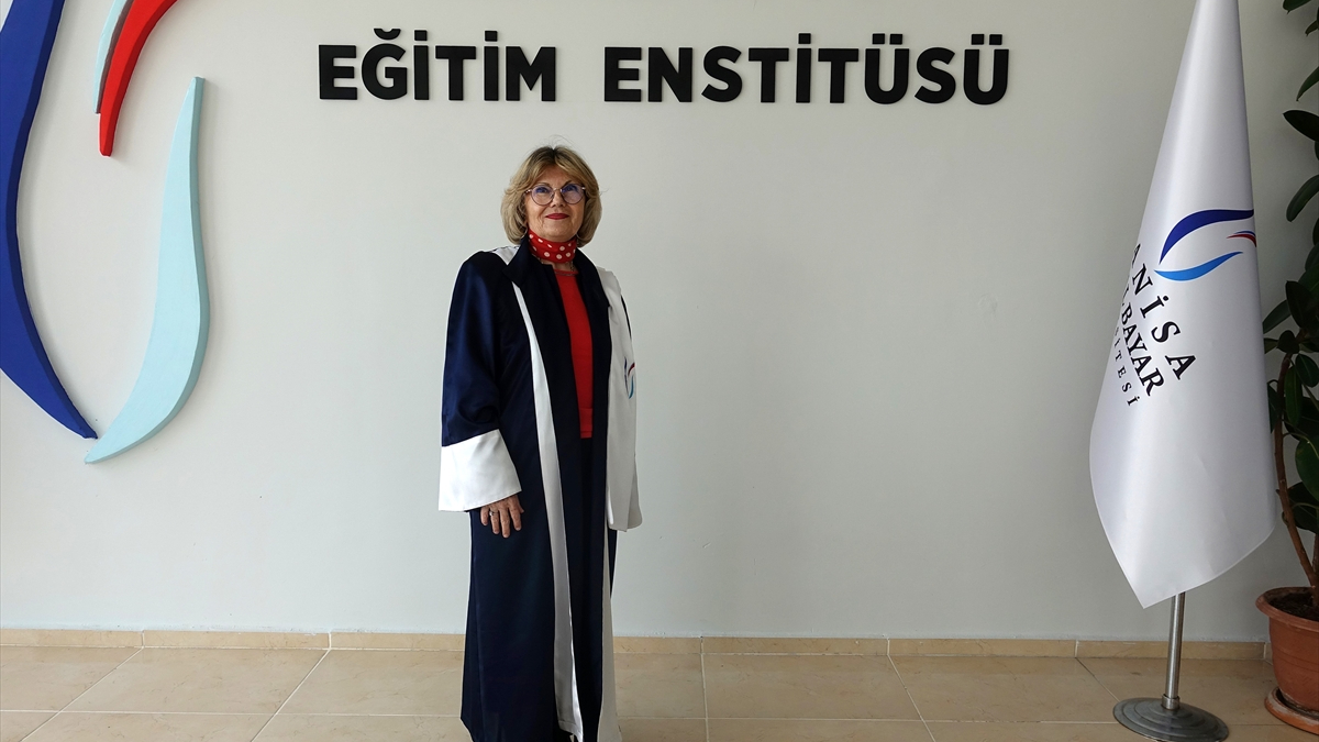 Manisa’da 72 yaşında üniversiteye dönüp “doktor” ünvanı aldı